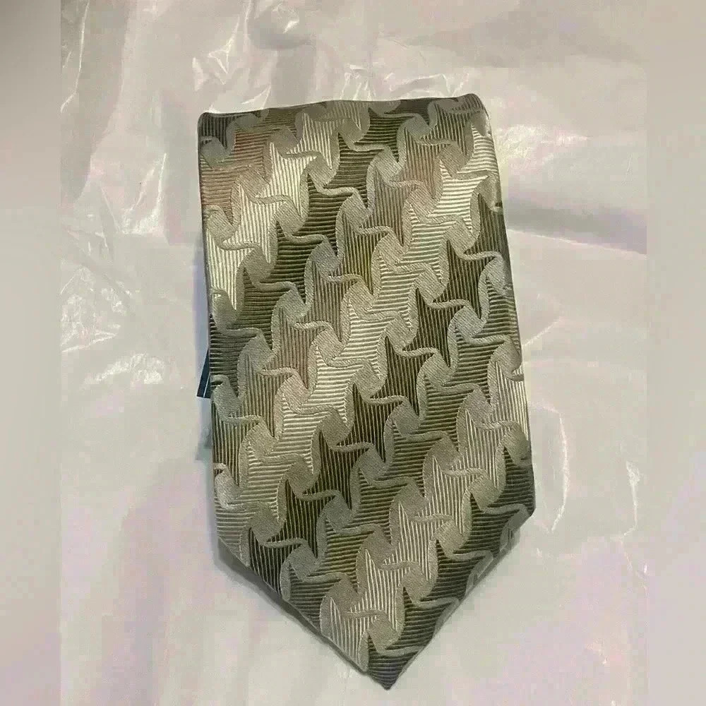 Roberto Villini tie 100% silk NWT